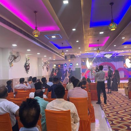 Hotel Mannu Grand Kanpur Zewnętrze zdjęcie